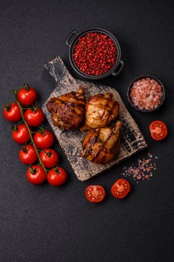 Lezzetli ızgara tavuk bacağı. Baharatlı ve otlu teriyaki soslu. Koyu beton arka planda.