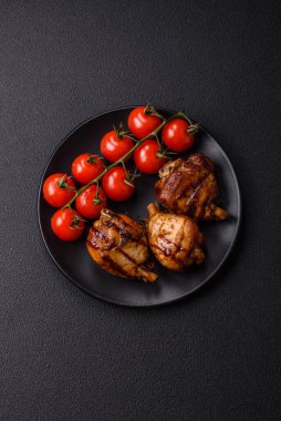 Lezzetli ızgara tavuk bacağı. Baharatlı ve otlu teriyaki soslu. Koyu beton arka planda.