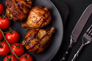 Lezzetli ızgara tavuk bacağı. Baharatlı ve otlu teriyaki soslu. Koyu beton arka planda.