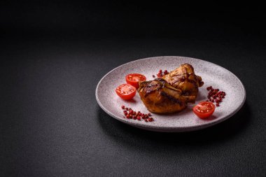 Lezzetli ızgara tavuk bacağı. Baharatlı ve otlu teriyaki soslu. Koyu beton arka planda.