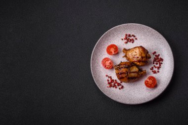 Lezzetli ızgara tavuk bacağı. Baharatlı ve otlu teriyaki soslu. Koyu beton arka planda.