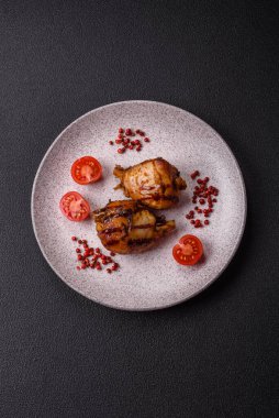 Lezzetli ızgara tavuk bacağı. Baharatlı ve otlu teriyaki soslu. Koyu beton arka planda.