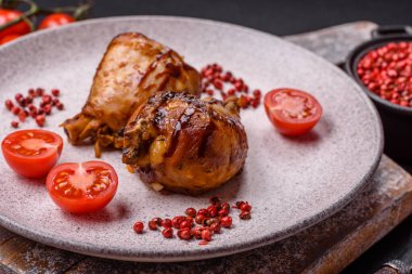 Lezzetli ızgara tavuk bacağı. Baharatlı ve otlu teriyaki soslu. Koyu beton arka planda.