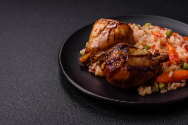 Lezzetli ızgara tavuk bacağı. Baharatlı ve otlu teriyaki soslu. Koyu beton arka planda.