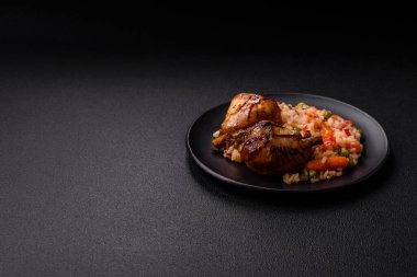 Lezzetli ızgara tavuk bacağı. Baharatlı ve otlu teriyaki soslu. Koyu beton arka planda.