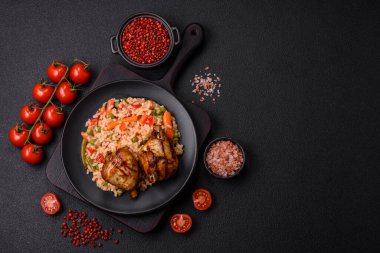 Lezzetli ızgara tavuk bacağı. Baharatlı ve otlu teriyaki soslu. Koyu beton arka planda.