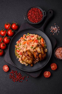 Lezzetli ızgara tavuk bacağı. Baharatlı ve otlu teriyaki soslu. Koyu beton arka planda.