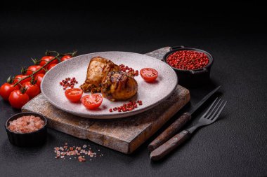 Lezzetli ızgara tavuk bacağı. Baharatlı ve otlu teriyaki soslu. Koyu beton arka planda.