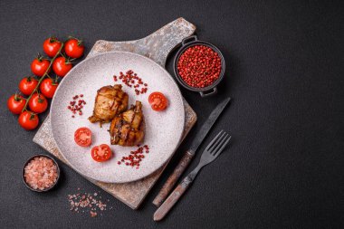 Lezzetli ızgara tavuk bacağı. Baharatlı ve otlu teriyaki soslu. Koyu beton arka planda.