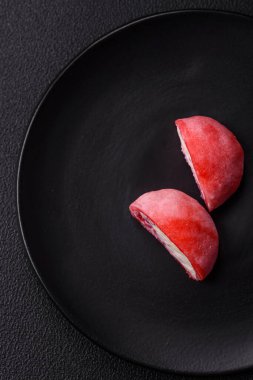 Lezzetli, dondurulmuş mochi tatlılar, meyve dolması ve pirinç hamuru kaplaması.