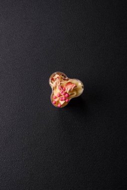 Çilekli, peynirli ve yoğurtlu lezzetli vejetaryen tatlı.