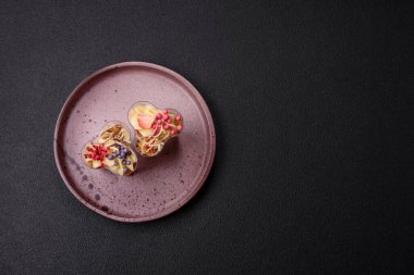 Çilekli, peynirli ve yoğurtlu lezzetli vejetaryen tatlı.