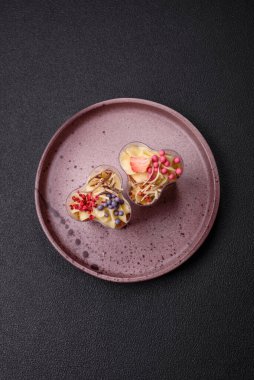 Çilekli, peynirli ve yoğurtlu lezzetli vejetaryen tatlı.