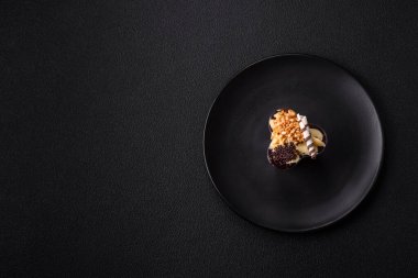 Çilekli, peynirli ve yoğurtlu lezzetli vejetaryen tatlı.