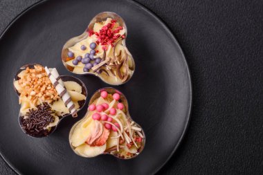 Çilekli, peynirli ve yoğurtlu lezzetli vejetaryen tatlı.