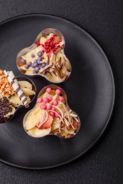 Çilekli, peynirli ve yoğurtlu lezzetli vejetaryen tatlı.