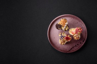 Çilekli, peynirli ve yoğurtlu lezzetli vejetaryen tatlı.