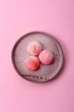 Lezzetli, dondurulmuş mochi tatlılar, meyve dolması ve pirinç hamuru kaplaması.