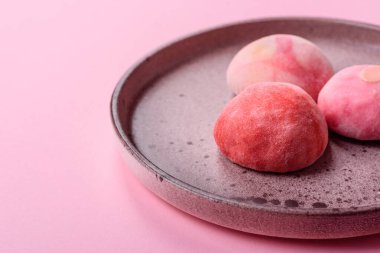 Lezzetli, dondurulmuş mochi tatlılar, meyve dolması ve pirinç hamuru kaplaması.