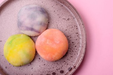 Lezzetli, dondurulmuş mochi tatlılar, meyve dolması ve pirinç hamuru kaplaması.