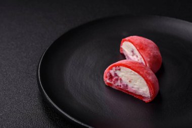 Lezzetli, dondurulmuş mochi tatlılar, meyve dolması ve pirinç hamuru kaplaması.