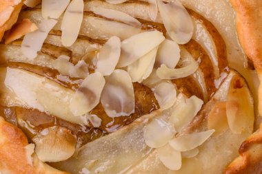 Evde meyve ve tarçınlı lezzetli çıtır galetler.