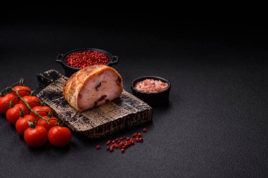 Koyu beton bir zeminde tütsülenmiş köfte veya tuzlu, baharatlı ve otlu sosis.