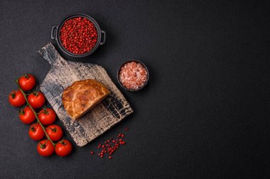 Koyu beton bir zeminde tütsülenmiş köfte veya tuzlu, baharatlı ve otlu sosis.