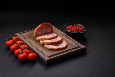 Koyu beton bir zeminde tütsülenmiş köfte veya tuzlu, baharatlı ve otlu sosis.