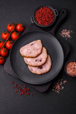 Koyu beton bir zeminde tütsülenmiş köfte veya tuzlu, baharatlı ve otlu sosis.