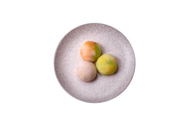 Lezzetli, dondurulmuş mochi tatlılar, meyve dolması ve pirinç hamuru kaplaması.