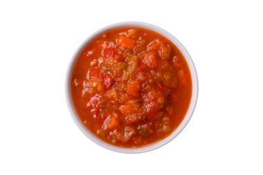 Kırmızı acı ya da baharatlı biberli, domatesli, sarımsaklı, baharatlı ve otlu koyu beton arka planda.