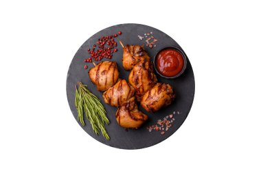 Lezzetli fırında tavuk ya da şiş şiş kebap şiş tuzlu ve baharatlı koyu beton arka planda.