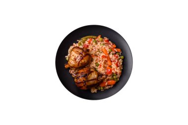 Lezzetli ızgara tavuk bacağı. Baharatlı ve otlu teriyaki soslu. Koyu beton arka planda.