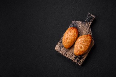 Lezzetli taze kıymalı balık pirzolası. Esmer arka planda baharatlar ve otlarla birlikte.