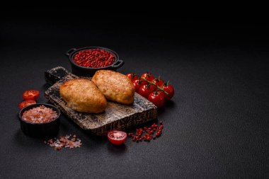 Lezzetli taze kıymalı balık pirzolası. Esmer arka planda baharatlar ve otlarla birlikte.