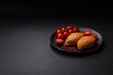 Lezzetli taze kıymalı balık pirzolası. Esmer arka planda baharatlar ve otlarla birlikte.