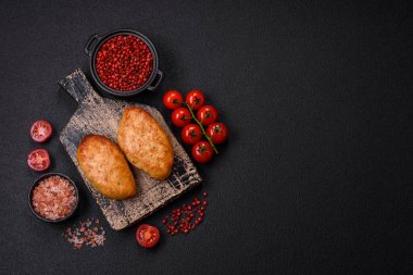 Lezzetli taze kıymalı balık pirzolası. Esmer arka planda baharatlar ve otlarla birlikte.