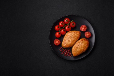 Lezzetli taze kıymalı balık pirzolası. Esmer arka planda baharatlar ve otlarla birlikte.