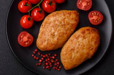 Lezzetli taze kıymalı balık pirzolası. Esmer arka planda baharatlar ve otlarla birlikte.