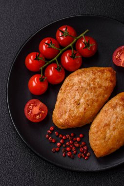 Lezzetli taze kıymalı balık pirzolası. Esmer arka planda baharatlar ve otlarla birlikte.