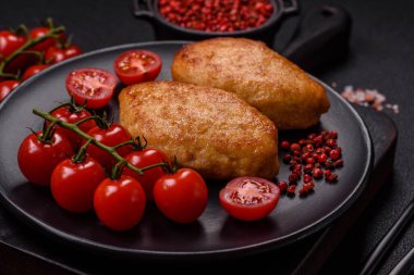 Lezzetli taze kıymalı balık pirzolası. Esmer arka planda baharatlar ve otlarla birlikte.