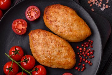 Lezzetli taze kıymalı balık pirzolası. Esmer arka planda baharatlar ve otlarla birlikte.