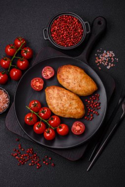 Lezzetli taze kıymalı balık pirzolası. Esmer arka planda baharatlar ve otlarla birlikte.