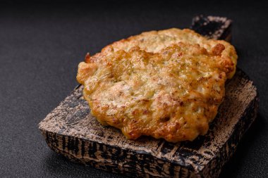 Lezzetli kızarmış domuz ya da koyu beton arka planda tuz ve baharatla ekilmiş tavuk pirzolası.