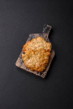 Lezzetli kızarmış domuz ya da koyu beton arka planda tuz ve baharatla ekilmiş tavuk pirzolası.