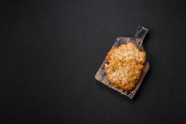 Lezzetli kızarmış domuz ya da koyu beton arka planda tuz ve baharatla ekilmiş tavuk pirzolası.