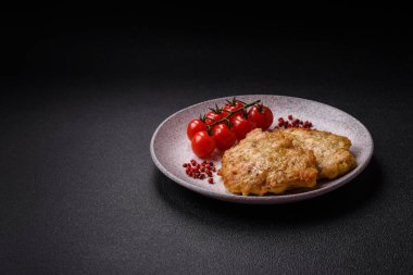 Lezzetli kızarmış domuz ya da koyu beton arka planda tuz ve baharatla ekilmiş tavuk pirzolası.