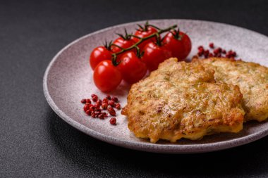 Lezzetli kızarmış domuz ya da koyu beton arka planda tuz ve baharatla ekilmiş tavuk pirzolası.