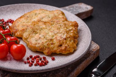 Lezzetli kızarmış domuz ya da koyu beton arka planda tuz ve baharatla ekilmiş tavuk pirzolası.